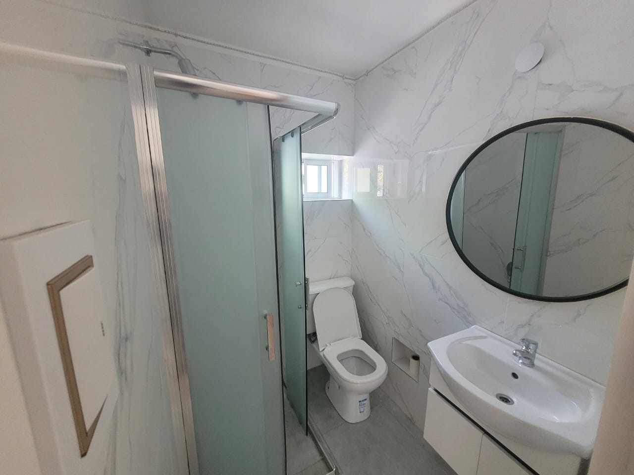 baño restaurado y espacioso para su comodidad